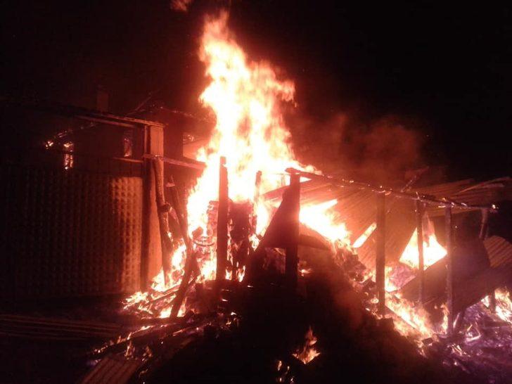 Mustafakemalpaşa’da alevlere teslim olan ev küle döndü G1