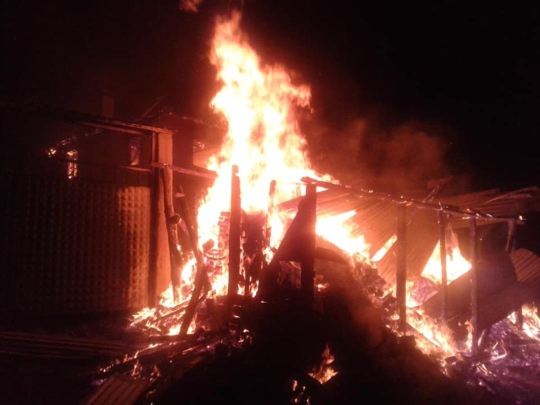 Mustafakemalpaşa&rsquo;da alevlere teslim olan ev k&uuml;le d&ouml;nd&uuml;