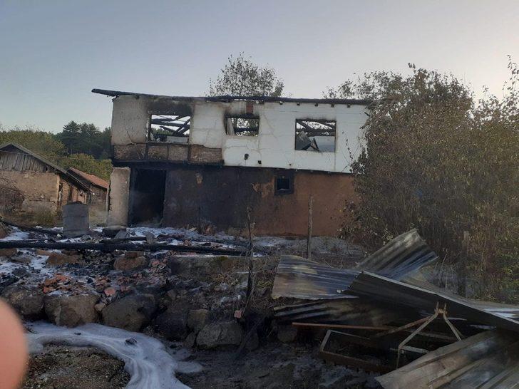 Mustafakemalpaşa’da alevlere teslim olan ev küle döndü G2