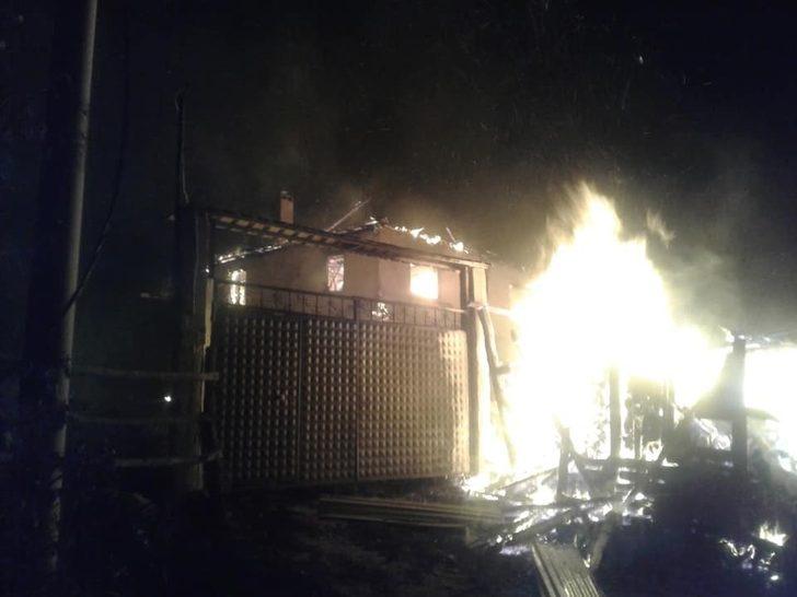 Mustafakemalpaşa’da alevlere teslim olan ev küle döndü G3