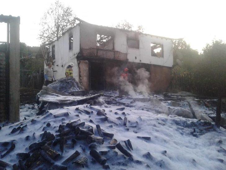 Mustafakemalpaşa’da alevlere teslim olan ev küle döndü G4