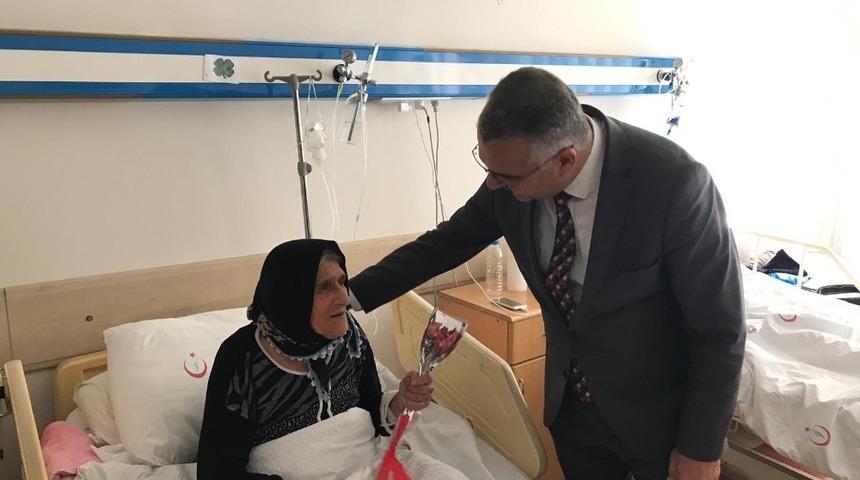 Ahlatcı’dan hastalara ziyaret