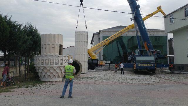 Depremde zarar gören cami minaresinin sökülme işlemi tamamlandı