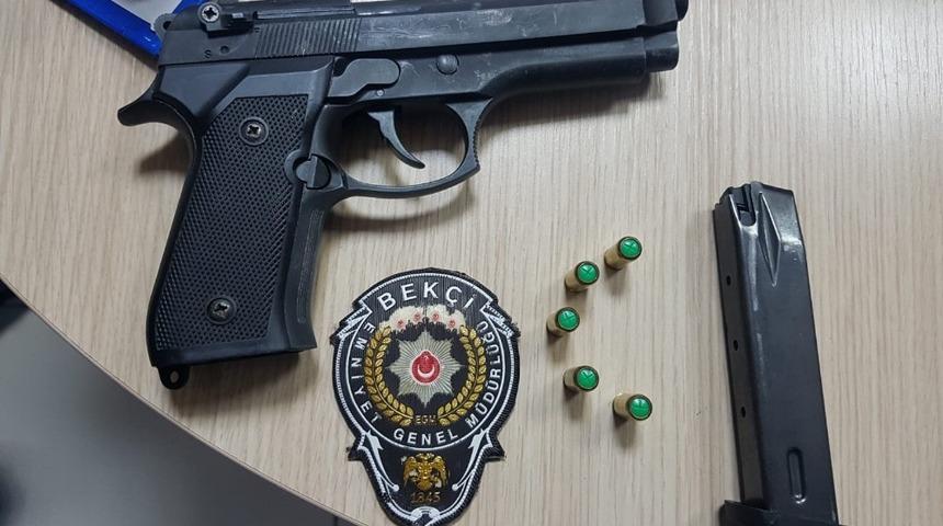 Bek&ccedil;ilerin ş&uuml;phelendiği şahısların &uuml;zerinden esrar ve kurusıkı tabanca &ccedil;ıktı