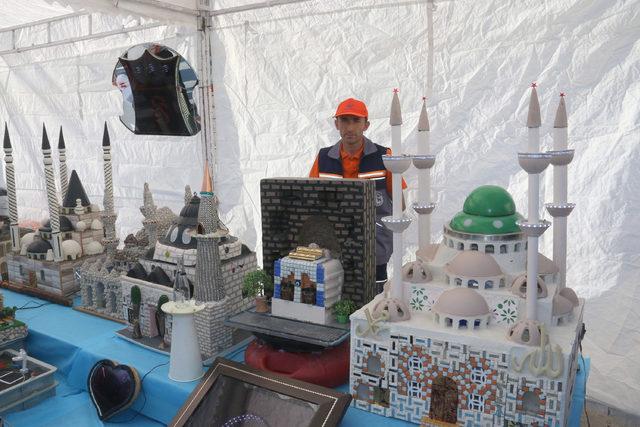Temizlik işçisi, çöpten bulduklarını sanata dönüştürdü