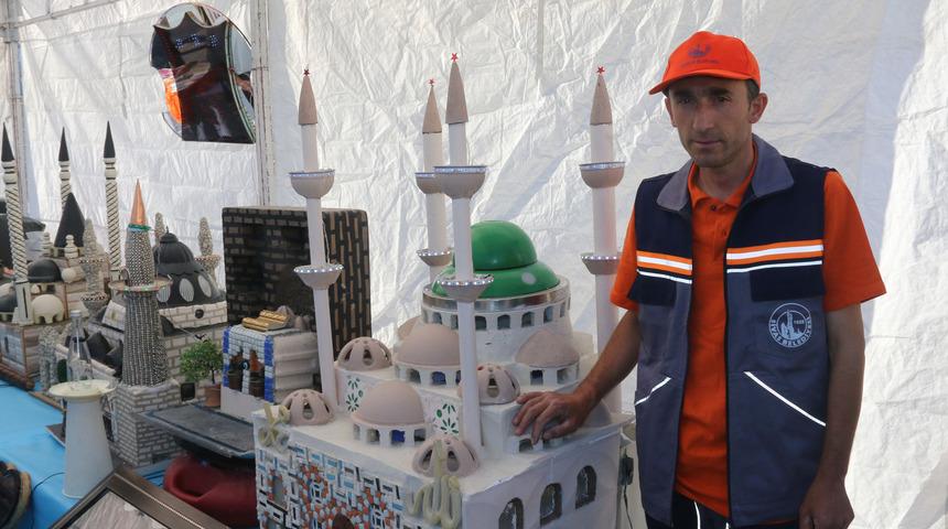 Temizlik iş&ccedil;isi, &ccedil;&ouml;pten bulduklarını sanata d&ouml;n&uuml;şt&uuml;rd&uuml;