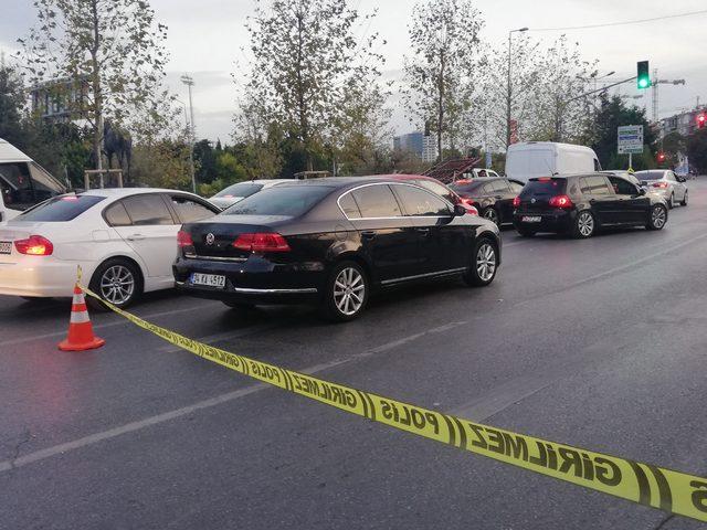 Bakırköy'de lüks otomobile silahlı saldırı: Sürücü yaralı