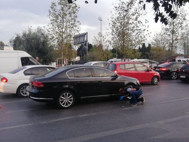 Bakırköy'de lüks otomobile silahlı saldırı: Sürücü yaralı