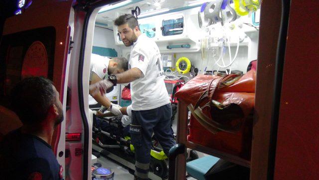 Otomobille çarpışan motosikletteki 2 kişi yaralandı