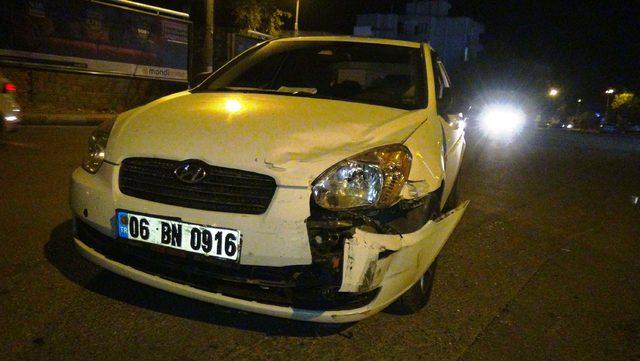 Otomobille çarpışan motosikletteki 2 kişi yaralandı