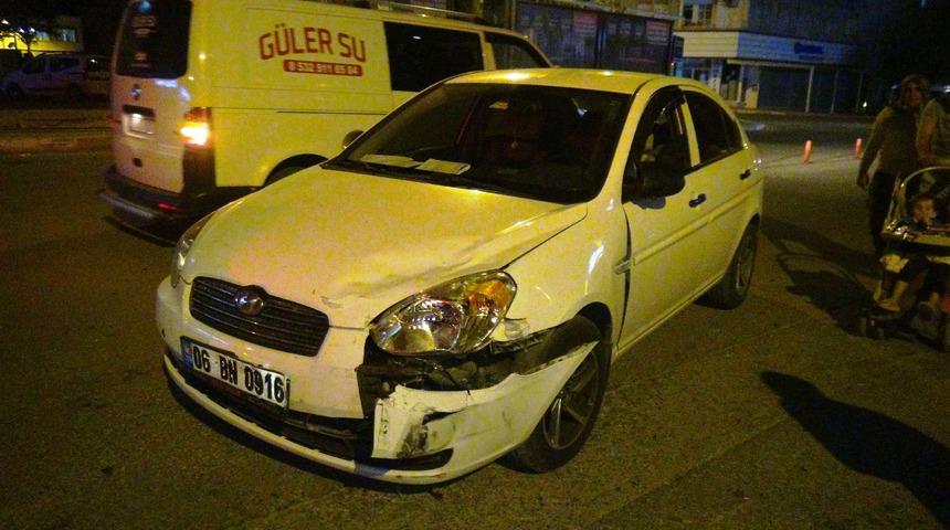 Otomobille &ccedil;arpışan motosikletteki 2 kişi yaralandı