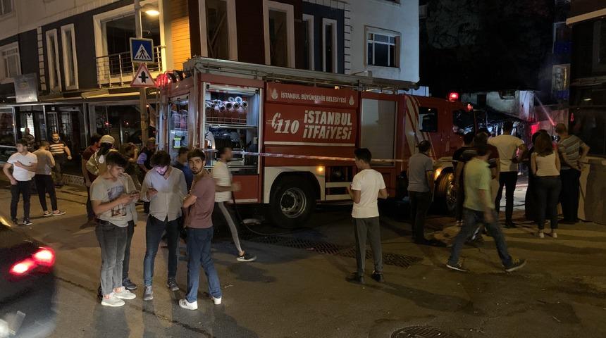 Ataşehir oto tamirci d&uuml;kkanında yangın