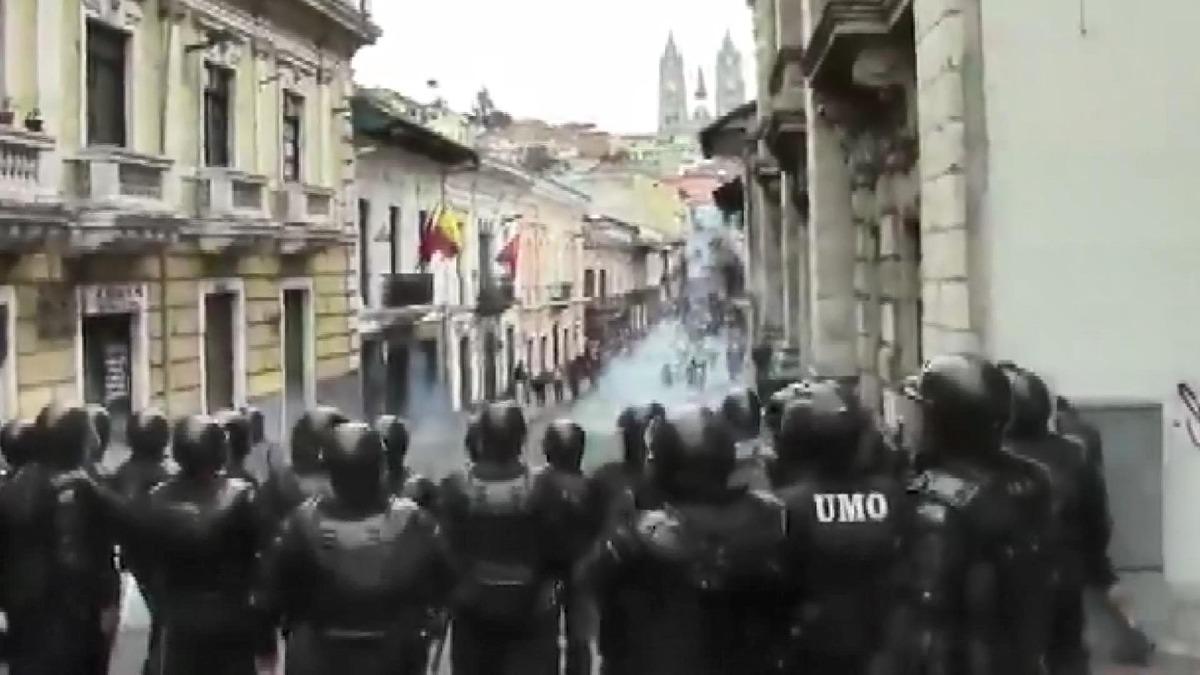 Ekvador'da, h&uuml;k&uuml;met karşıtı protestolarda 350 g&ouml;zaltı