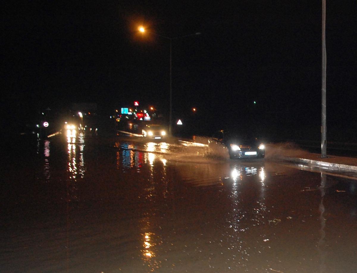 İstanbul - &Ccedil;anakkale yolunda ulaşıma yağmur engeli