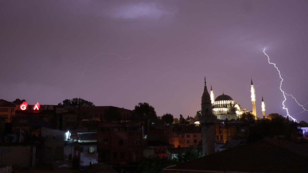 İstanbul'da sağanak yağış etkili oluyor