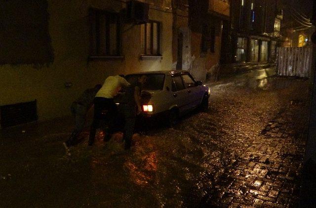 Edremit'te şiddetli yağış: Yollar göle döndü, işyerlerini su bastı