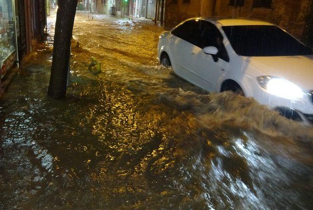 Edremit'te şiddetli yağış: Yollar göle döndü, işyerlerini su bastı