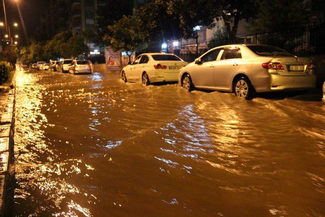 Aydın’da bir anda bastıran sağnak yağış hayatı felç etti