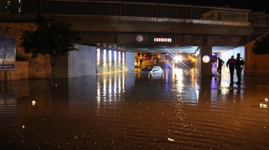 Aydın&rsquo;da bir anda bastıran sağnak yağış hayatı fel&ccedil; etti