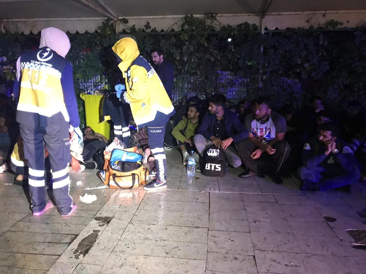 Arnavutk&ouml;y&rsquo;de g&ouml;&ccedil;menleri taşıyan TIR kaza yaptı: &Ccedil;ok sayıda yaralı var