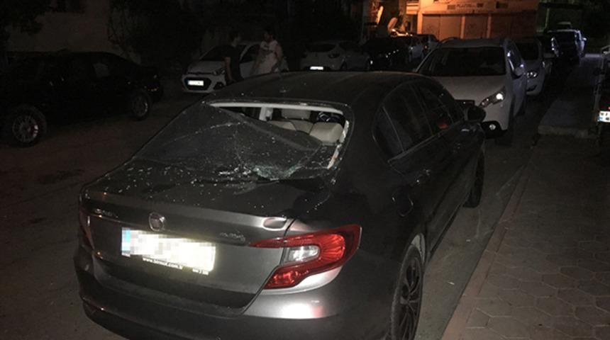 Üçüncü kattan park halindeki otomobilin üzerine düştü