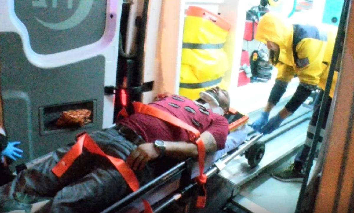 Kendisini kurtarmaya gelen sağlık g&ouml;revlilerine bı&ccedil;ak &ccedil;ekti