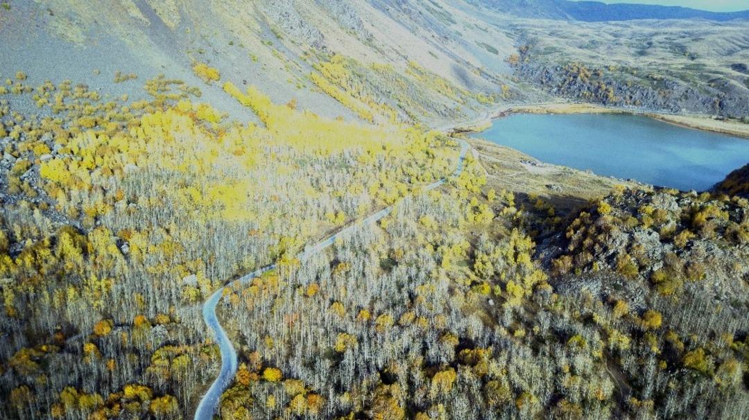 Nemrut krater g&ouml;l&uuml; ve dağı eşsiz manzarası ile b&uuml;y&uuml;l&uuml;yor