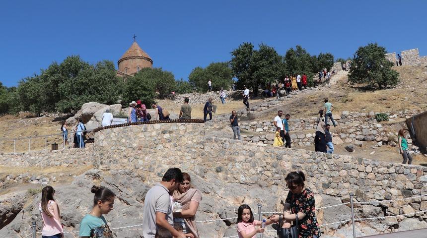 Akdamar Adası'nı 9 ayda yaklaşık 200 bin turist ziyaret etti