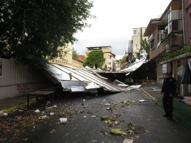 Maltepe'de okulun çatısı uçtu: 6 araç hasar gördü (1)