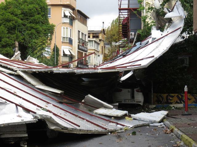 Maltepe'de okulun çatısı uçtu: 6 araç hasar gördü (1)