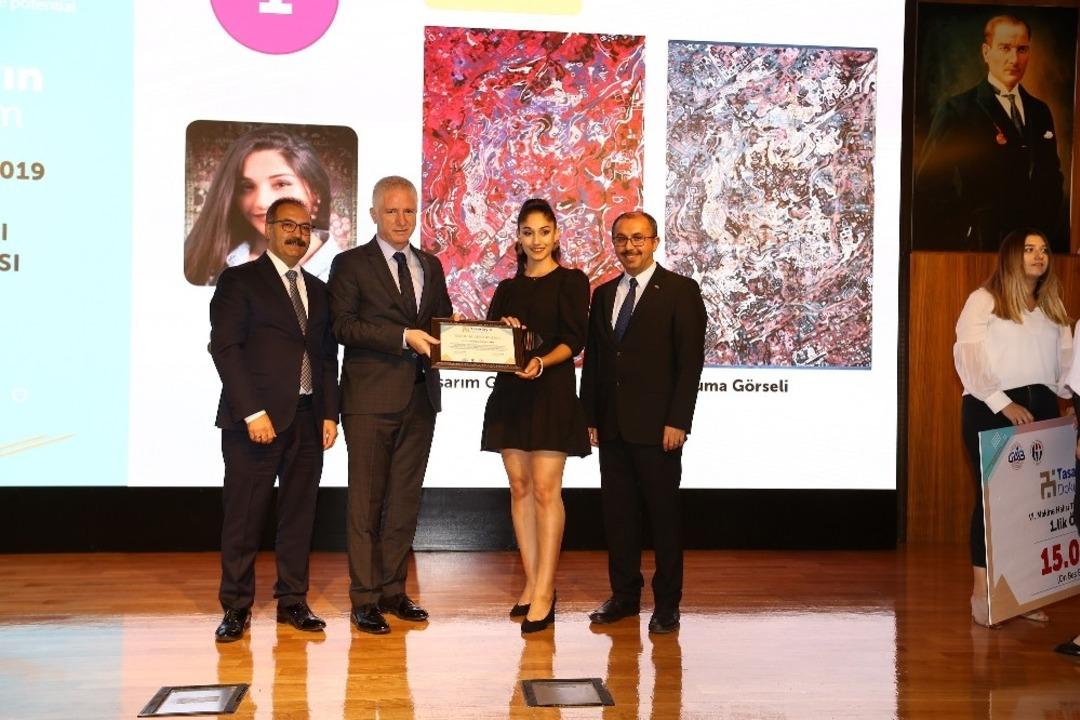 Halı Tasarım Yarışması finalinde tasarımcılara &ouml;d&uuml;l