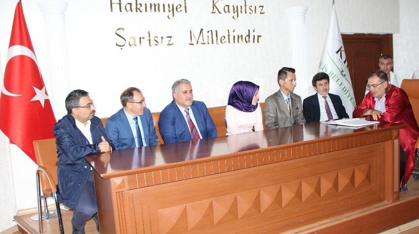 Rekt&ouml;r Karacoşkun personelini mutlu g&uuml;n&uuml;nde yalnız bırakmadı