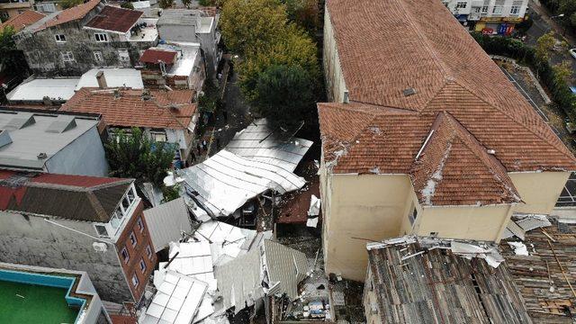 Maltepe’de park halindeki otomobillerin üzerine devrilen okul çatısı havadan görüntülendi