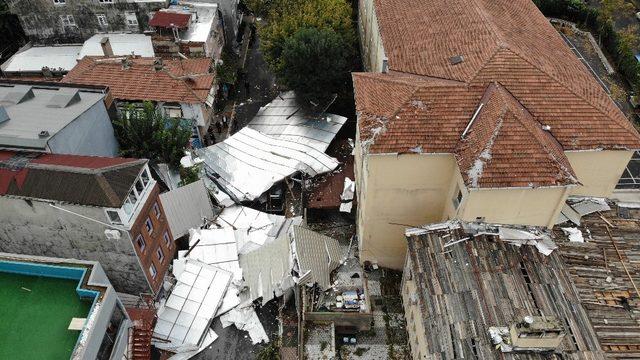 Maltepe’de park halindeki otomobillerin üzerine devrilen okul çatısı havadan görüntülendi