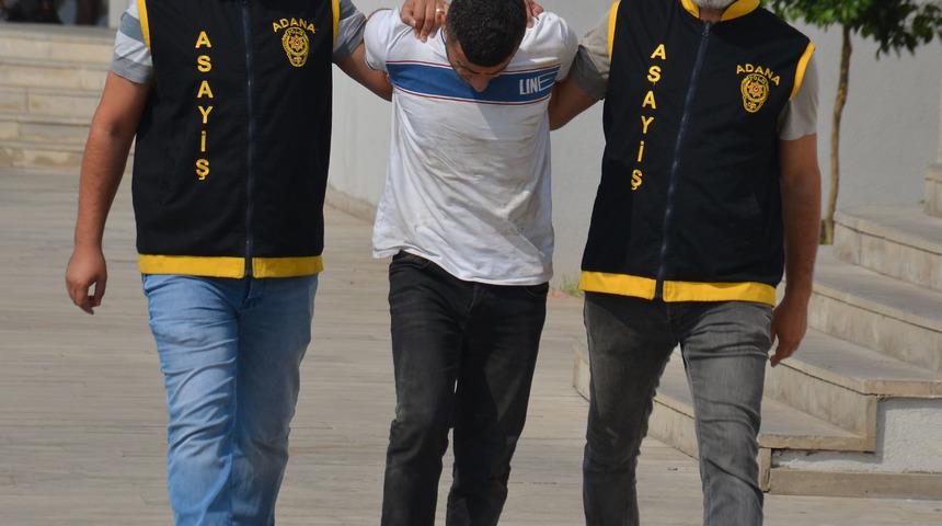 Hırsızlık ş&uuml;phelisi, polis aracının &ouml;n&uuml;ne d&uuml;şt&uuml;