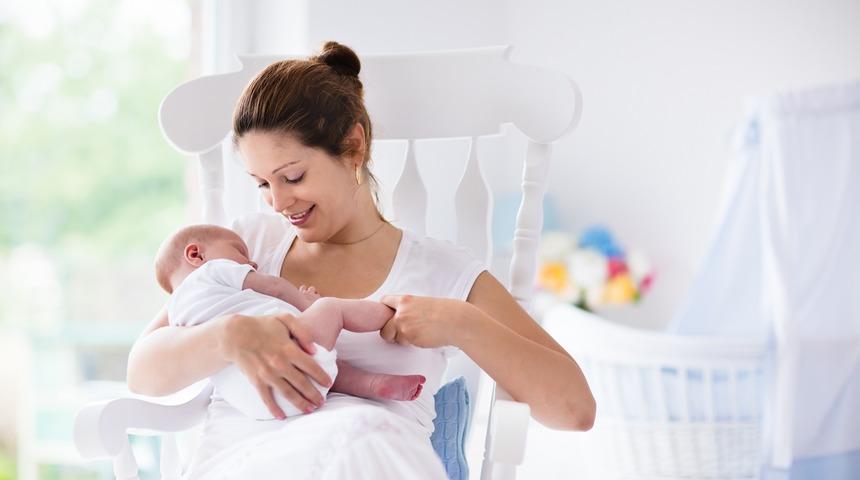 Anneler bebek emzirmeyi bilmiyor