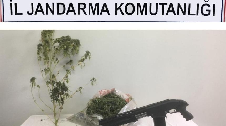 Baskın yapılan evden 2 kilo esrar &ccedil;ıktı