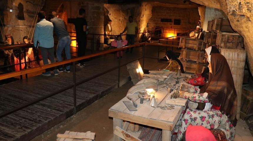 Mili m&uuml;cadele m&uuml;zesi ziyaret&ccedil;ilerini savaş d&ouml;nemine g&ouml;t&uuml;r&uuml;yor