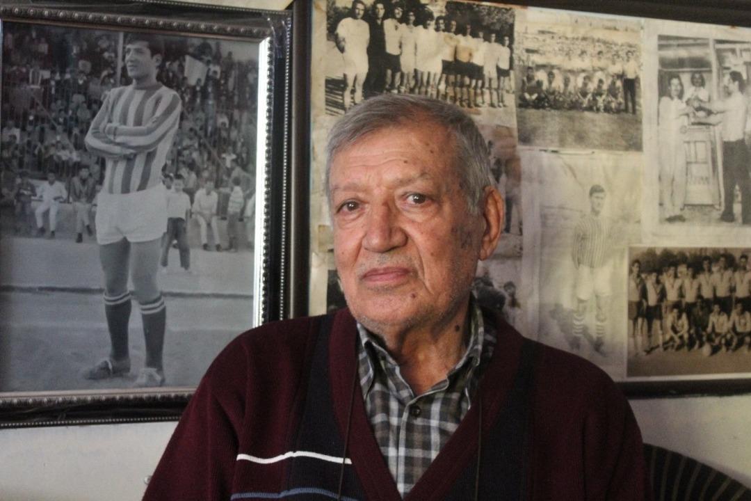 Futbol tarihini kendi kıraathanesinde yaşatıyor