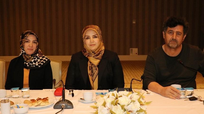 Van&rsquo;da İranlı Şair Pervin İtisami etkinliği