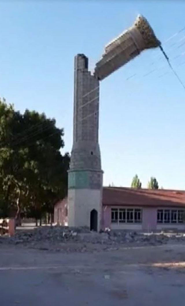 Minare yıkımı kamerada