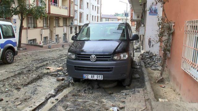 Esenyurt'ta İSKİ'nin çalışma yaptığı sokak yağmur sonrası çamur altında kaldı