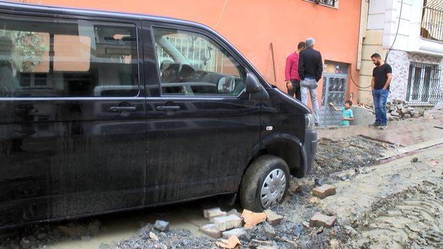 Esenyurt'ta İSKİ'nin çalışma yaptığı sokak yağmur sonrası çamur altında kaldı