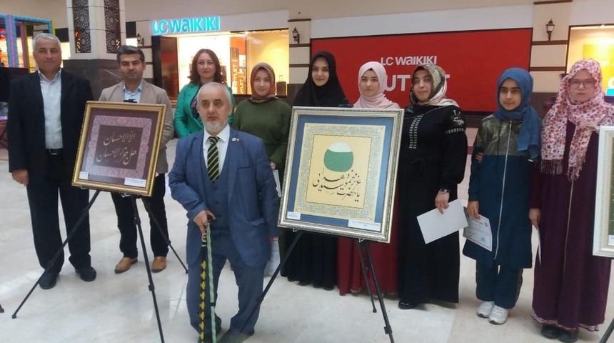 Boz&uuml;y&uuml;k&rsquo;te hat ve tezhip sanatı sergisi