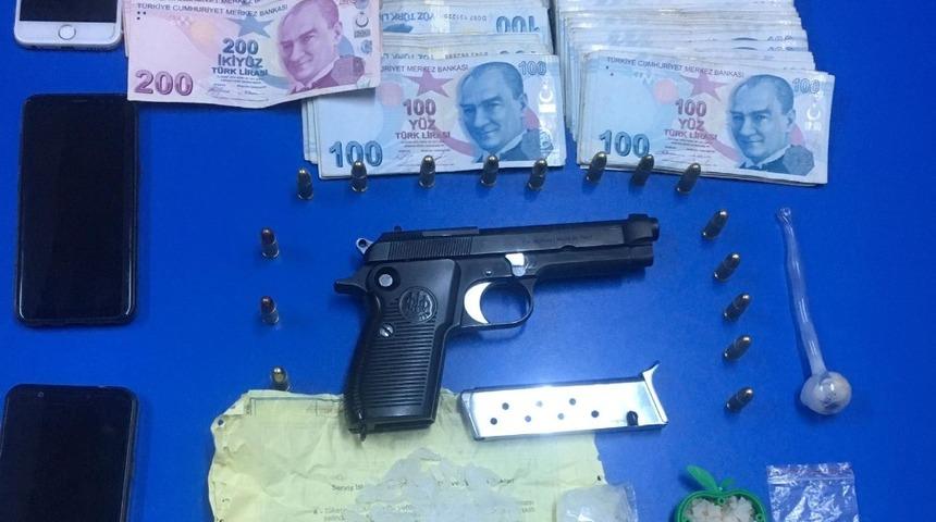 Şüpheli otomobilden uyuşturucu çıktı