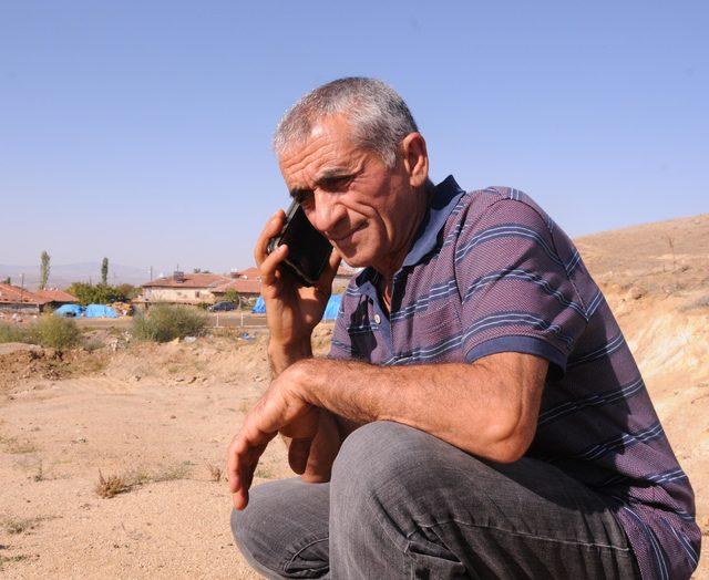 Köylüler, cep telefonu ile konuşmak için dağa çıkıyor