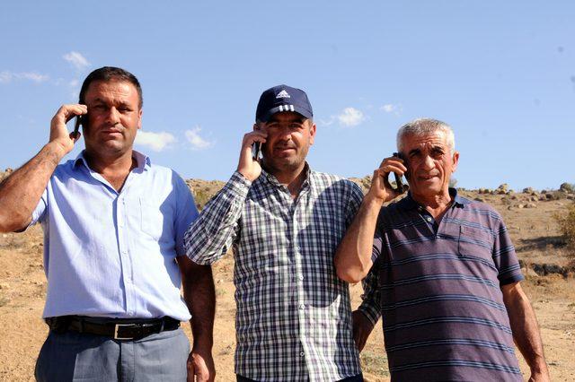 Köylüler, cep telefonu ile konuşmak için dağa çıkıyor