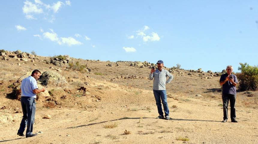 K&ouml;yl&uuml;ler, cep telefonu ile konuşmak i&ccedil;in dağa &ccedil;ıkıyor