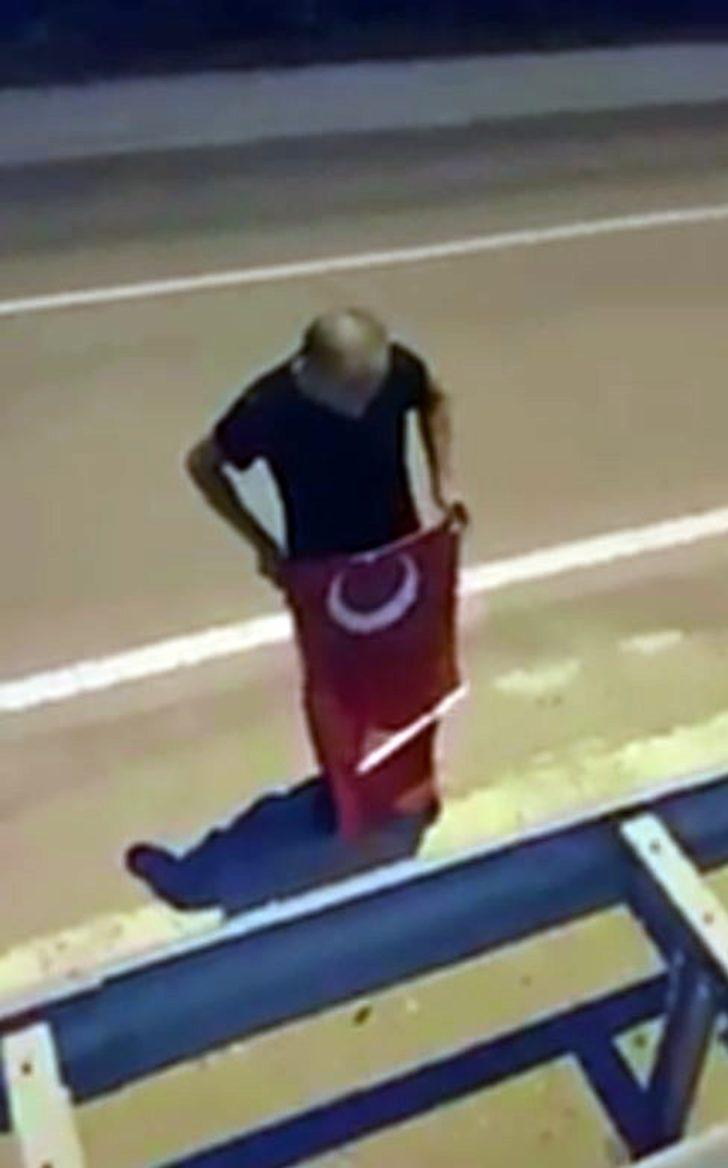 Yerde gördüğü Türk bayrağını bir an olsun düşünmeden yerden aldı