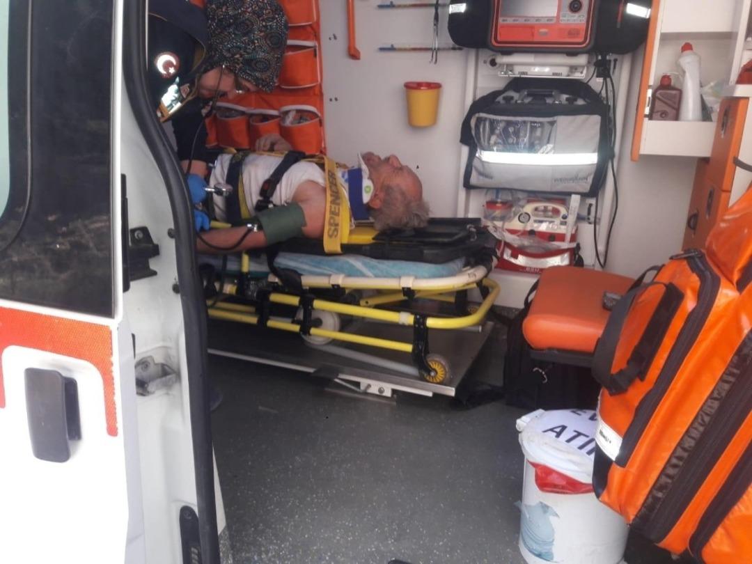 Beton mikseri devrildi, s&uuml;r&uuml;c&uuml;y&uuml; itfaiye kurtardı